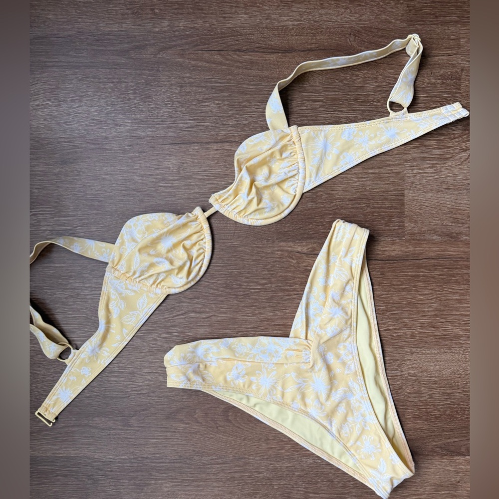 PACSUN YELLOW & WHITE FLORAL BRA STYLE BIKINI TOP & HIGH LEG V CUT BOTTOMS- MED